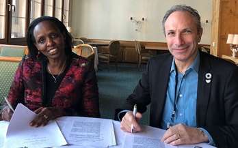 Agnes Kalibata dan Lawrence Haddad menandatangani MoU di Forum Ekonomi Dunia 2019 Agnes Kalibata dan Lawrence Haddad menandatangani MoU di Forum Ekonomi Dunia 2019